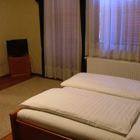 Casa de hóspedes Erdőgyöngye étterem és *