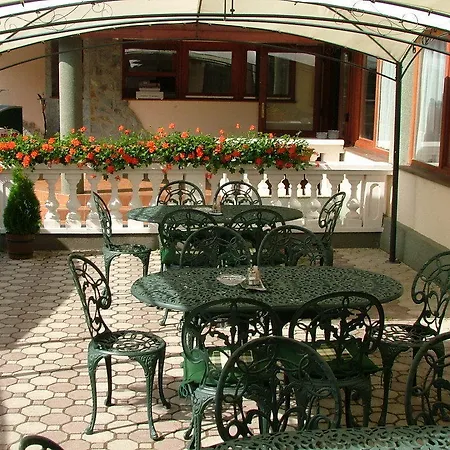 Casa de hóspedes Erdőgyöngye étterem és *