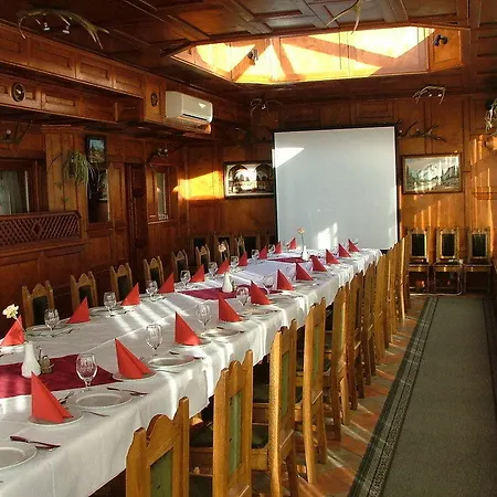 Casa de hóspedes Erdőgyöngye étterem és *