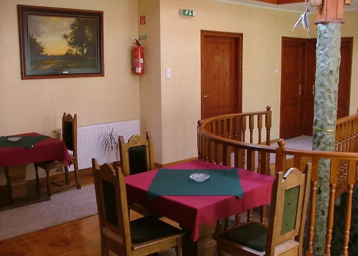 ゲストハウス Erdogyongye Etterem Es Panzio