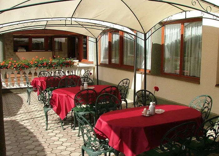 ゲストハウス Erdogyongye Etterem Es Panzio