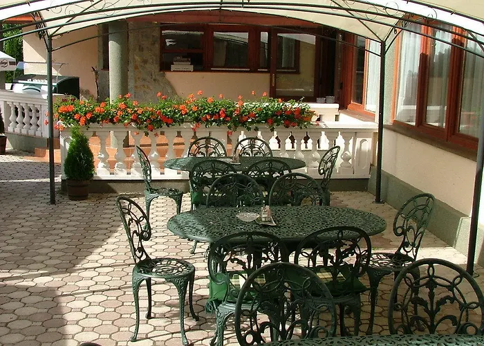 ゲストハウス Erdogyongye Etterem Es Panzio *